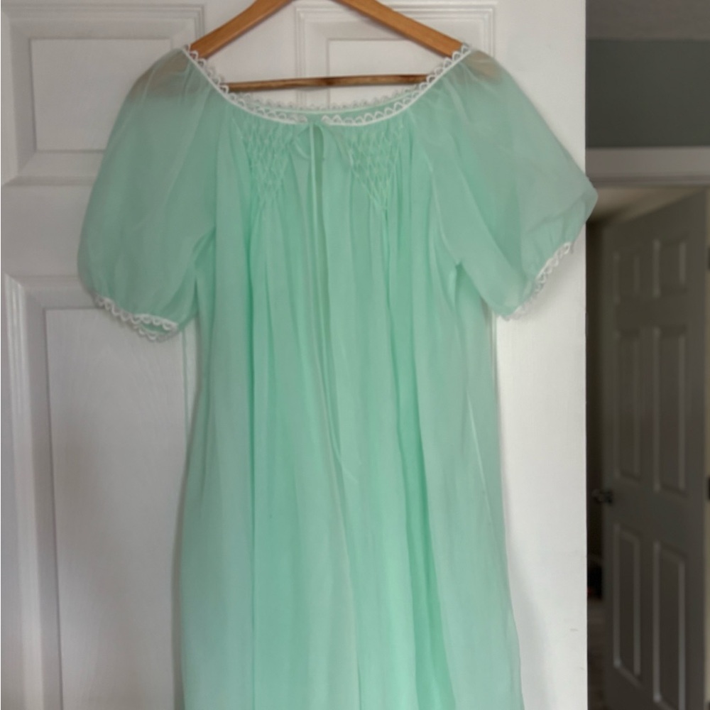 Vintage 1960s Mint Green Chiffon Nightwear Cape – One Size Fits Small to Medium